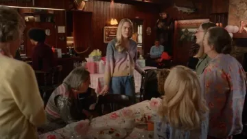 Vieux cardigan bleu marine à boutons détaché porté par Lizzie (Sarah Dugdale) tel que vu dans Virgin River (S07E07)