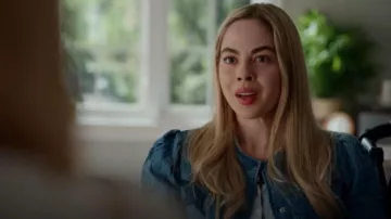 Madre La chaqueta vaquera Rough Puff que lleva Lizzie (Sarah Dugdale) tal como se ve en Virgin River (S07E08)