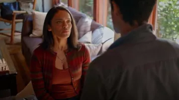 Cardi de cuello redondo acanalado y repuesto llevado por Kaia Bryant (Kandyse McClure) como se ve en Virgin River (S07E09)