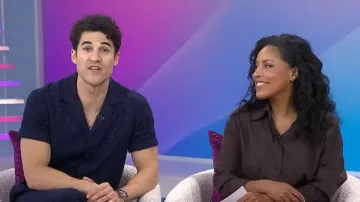 Camiseta Maitan Broderie marrón Orlebar llevada por Darren Criss, vista en Today with Jenna & Sheinelle el 19 de marzo de 2026
