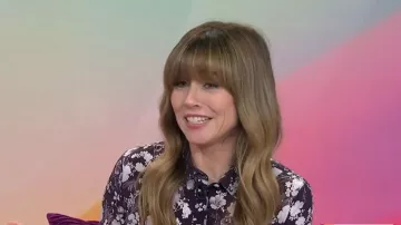 Camisa de seda floral de Adam Lippes Mathias de botones llevada por Linda Cardellini vista en Today with Jenna & Sheinelle el 19 de marzo de 2026