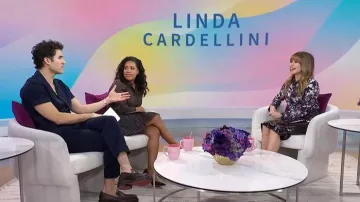Falda Rei de Adam Lippes llevada por Linda Cardellini vista en Today with Jenna & Sheinelle el 19 de marzo de 2026