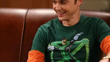 Camiseta de Green Lantern Cross que lleva Sheldon Cooper (Jim Parsons) en The Big Bang Theory (S03E22)