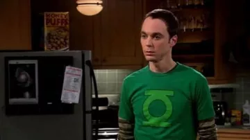 Camiseta con el logo de Green Lantern que lleva Sheldon Cooper (Jim Parsons) en The Big Bang Theory (S01E07)