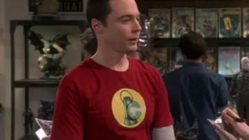 Camiseta con el logo de Green Lantern Alan Scott que lleva Sheldon Cooper (Jim Parsons) en The Big Bang Theory (S07E12)