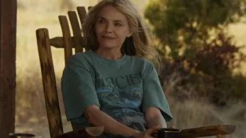 T-Shirt worn by Stacy Clyburn (Michelle Pfeiffer) in The Madison (S01E04)
