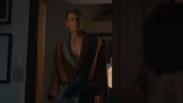 Artista de túnicas masculinas Paul Smith para todo el cuerpo vestido por Robert (Joel Kinnaman) como se ve en Imperfect Women (S01E02)