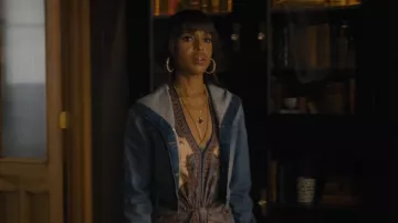 Veste en jean à capuche courte Alaïa portée par Eleanor (Kerry Washington) telle que vue dans Imperfect Women (S01E02)