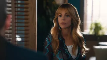 Akira Ne Sois pas un Serpent Chemise à boutons portée par Morgan Gillory (Kaitlin Olson) telle que vue dans High Potential (S02E15)