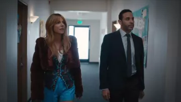 Akira Electric Snake Short usado por Morgan Gillory (Kaitlin Olson) como se ve en High Potential (S02E15)