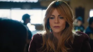 Déjeuner au Ritz Fruit Salad Headbusts portés par Morgan Gillory (Kaitlin Olson) tels que vus dans High Potential (S02E15)