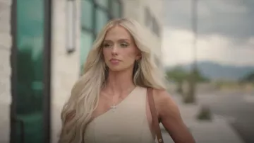 Marca la etiqueta La Cindy Top que lleva Miranda Mcwhorter como se ve en Las vidas secretas de las esposas mormonas (S04E01)
