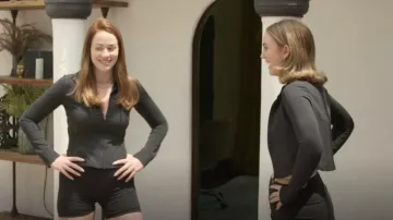 Chaqueta corta Lululemon Define Nulu llevada por Whitney Leavitt, tal como se ve en Las vidas secretas de las esposas mormonas (S04E01)
