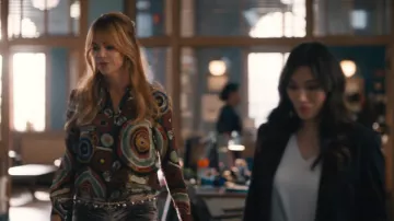 Ceinture de breloques à lunette arc-en-ciel de Lele Sadoughi portée par Morgan Gillory (Kaitlin Olson) telle que vue dans High Potential (S02E15)