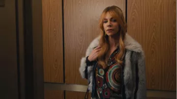 Chaqueta panelada de Steve Madden Charmaine llevada por Morgan Gillory (Kaitlin Olson) como se ve en High Potential (S02E15)