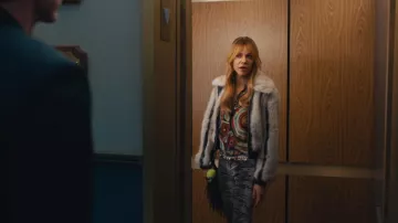Sac messager à franges Clare V. Petit Moyen porté par Morgan Gillory (Kaitlin Olson) tel que vu dans High Potential (S02E15)