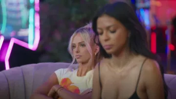 White Fox Boutique Baby Tee usada por Miranda Mcwhorter como se ve en Las vidas secretas de las esposas mormonas (S04E01)