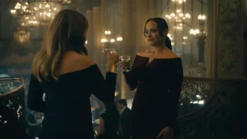 Vestido de terciopelo largo de Xscape Christy Off The Shoulder que lleva Selena Soto (Judy Reyes) visto en High Potential (S02E15)