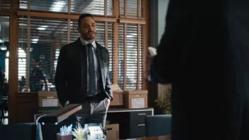 Veste de camionneur en cuir en peau de mouton Andrew de John Varvatos portée par Adam Karadec (Daniel Sunjata) telle que vue dans High Potential (S02E15)