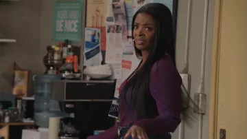 Staud Cargo Sweater porté par Ava Coleman (Janelle James) tel qu’on le voit dans Abbott Elementary (S05E16)