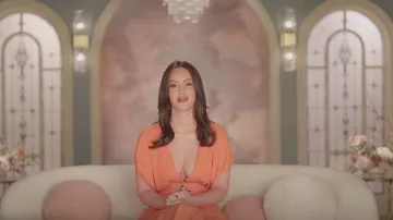 Mika & Gala Atreverse To Live Vestido Maxi de escote en V naranja que lleva Mikayla Matthews, como se ve en Las Vidas Secretas de las Esposas Mormonas (S04E01)