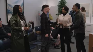 Zanja cotidiana de Akira Gemini que lleva Ava Coleman (Janelle James) como se ve en Abbott Elementary (S05E16)