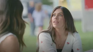 Cárdigan floral bordado con lameladas acristaladas de Lulus Tanvi llevado por Jessi Ngatikaura, tal como se ve en Las vidas secretas de las esposas mormonas (S04E02)