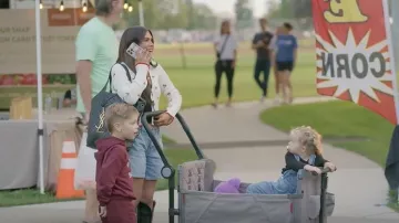 Bolsa de hombro de cuero acolchado Saint Laurent Icare Medium llevada por Jessi Ngatikaura, como se ve en Las vidas secretas de las esposas mormonas (S04E02)