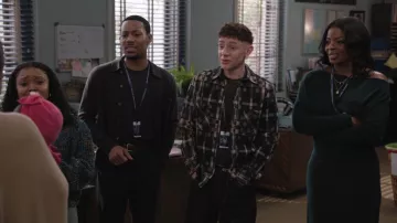 Vestido Midi de Simkhai Janese con hombros descubiertos que lleva Ava Coleman (Janelle James) como se ve en Abbott Elementary (S05E16)