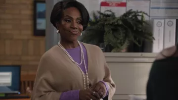 Cape double face en laine de Vince et cachemire portée par Barbara Howard (Sheryl Lee Ralph) telle que vue dans Abbott Elementary (S05E16)