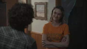 Mother Denim Sinful Tee en música de urraca que lleva Tia (Bailey Corman) como se ve en 9-1-1 (S09E14)