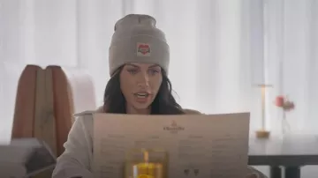 Gorro de punto de punto Carhartt con logo de corazón llevado por Jessi Ngatikaura, tal como se ve en Las vidas secretas de las esposas mormonas (S04E03)