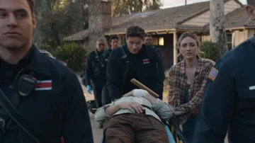 Camisa de manga larga y manga larga con puños de Volcom Juniors llevada por Tia (Bailey Corman) como se ve en 9-1-1 (S09E14)