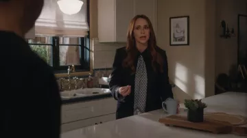 Chaqueta Revermoable Immoable Isena Revmoable Scarf de Veronica Beard llevada por Maddie Buckley (Jennifer Love Hewitt) vista en 9-1-1 (S09E14)
