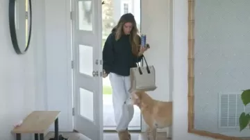 Bolsa de lona Saint Laurent White Rive Gauche llevada por Taylor Frankie Paul, tal como se ve en Las vidas secretas de las esposas mormonas (S04E07)