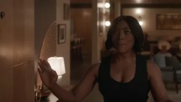 Chaleco con cinturón Becker de Veronica Beard que lleva Athena Grant (Angela Bassett) como se ve en 9-1-1 (S09E14)