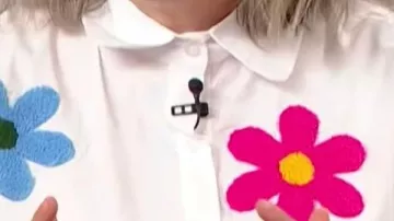 Camisa con estampado de flores que llevó Jess Allen el viernes 20 de marzo de 2026 | Episodio completo | Lo Social