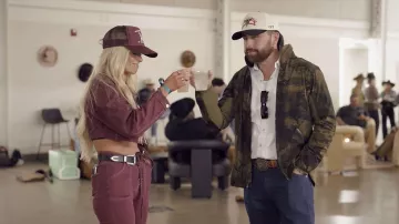 Chaqueta vaquera Fashion Nova Bordeaux Stretch llevada por Miranda Mcwhorter como se ve en Las vidas secretas de las esposas mormonas (S04E08)