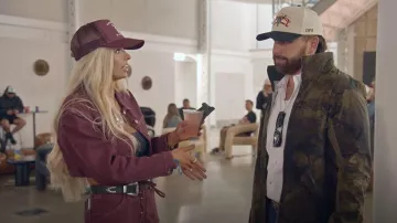 McBee Farms Heritage Foam Trucker llevado por Miranda Mcwhorter como se ve en Las vidas secretas de las esposas mormonas (S04E08)