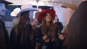 Chaqueta de cuero sintético Princess Polly Devija Negra usada por Jessi Ngatikaura, como se ve en Las Vidas Secretas de las Esposas Mormonas (T04E08)