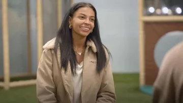 Collier pendentif en or éternel en or Prada/noir/blanc porté par Layla Taylor tel que vu dans Les Vies secrètes des épouses mormones (S04E08)