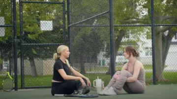 Free People On Cloudnova 2 Zapatillas que lleva Mikayla Matthews como se ve en Las vidas secretas de las esposas mormonas (T04E09)