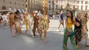 Cuña charmeuse estampada de Dolce & Gabbana usada por Jennifer Tilly como se ve en Las verdaderas amas de casa de Beverly Hills (S15E14)