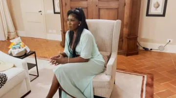 Fular largo drapeado Winslow de la Reforma llevado por Bozoma Saint John, como se ve en Las verdaderas amas de casa de Beverly Hills (S15E14)