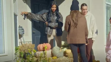 Veste en faux cuir de la princesse Polly Jaxton portée par Layla Taylor telle que vue dans Les Vies secrètes des épouses mormones (S04E10)