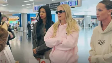 White Fox Boutique Lucky Thirteen Cheyenne Oversized Hoodie Rosa Suave llevada por Mayci Neeley, tal como se ve en Las Vidas Secretas de las Esposas Mormonas (S04E10)