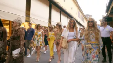 Bolsa de mano flamenca Loewe que lleva Dorit Kemsley como se ve en Las verdaderas amas de casa de Beverly Hills (S15E14)
