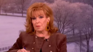 Chaqueta de pana Bentley Bentley a medida de Veronica Beard llevada por Joy Behar tal y como se ve en The View el 19 de marzo de 2026