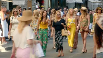 Sandale Hermès Oran portée par Kathy Hilton telle que vue dans Les vraies femmes au foyer de Beverly Hills (S15E14)