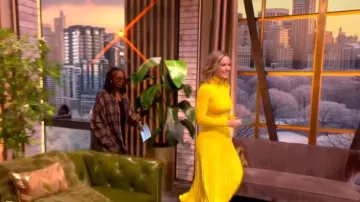 Falda Midi Akris Punto Techno Crepe Plisse llevada por Sara Haines tal como se ve en The View el 19 de marzo de 2026